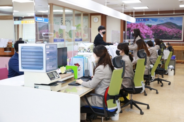 의령군(군수 오태완) 민원서비스가 군민을 대상으로 한 설문조사에서 100점 만점에 91.2점을 받았다.