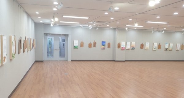 함안군 말이산고분군의 유네스코 세계유산 등재를 기념하기 위해 함안 예술인들이 열정을 쏟아 마련한 ‘아라가야 시화전’이 이달 28일부터 오는 12월 7일까지 10일간(오전 10시~오후 6시) 함안문화예술회관 2층 전시실에서 열린다.