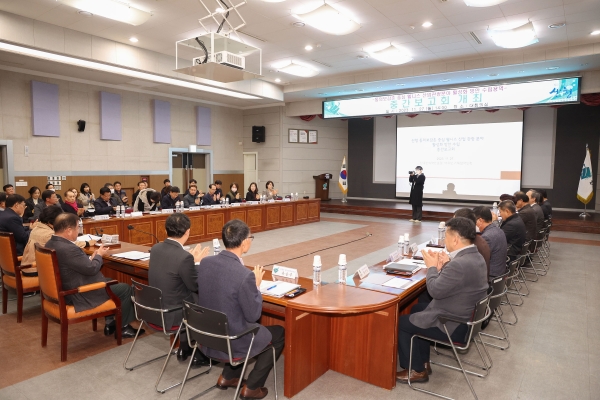 산청군이 동의보감촌을 세계적인 한방항노화 테마 웰니스 관광허브로 육성시키기 위한 잰걸음을 걷고 있다.