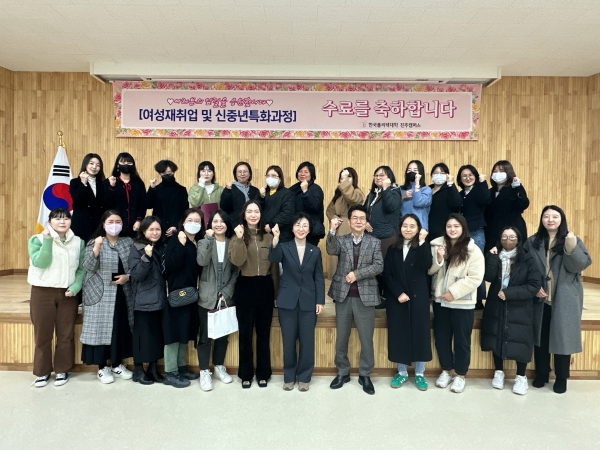 진주폴리텍대학(학장 하정미)은 30일 가죽공예&인터넷창업 2기 수료식을 개최했다.