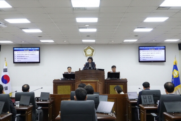 산청군의회는 1일 제294회 정례회 개회식을 갖고 본격 의정활동에 들어갔다고 밝혔다.