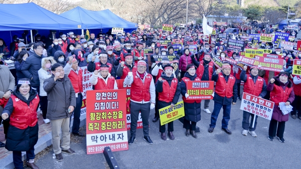 합천군 황강 광역취수장 반대 군민대책위원회(위원장 여한훈·이종철)는 1일 합천댐준공기념탑 앞에서 지역의 반대에도 불구하고 황강 광역취수장을 일방적으로 추진하는 환경부를 규탄하는 대규모 집회를 개최했다.