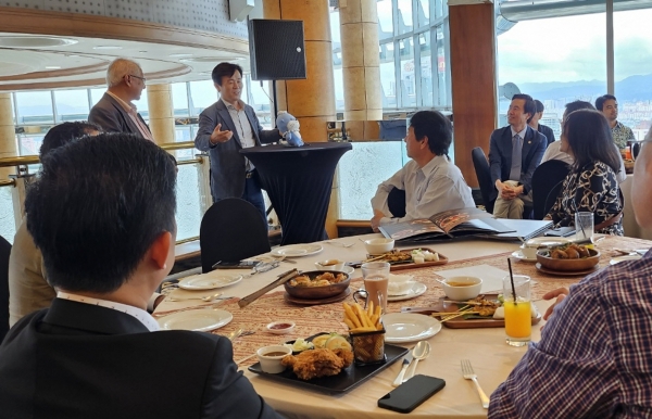 조규일 진주시장을 단장으로 하는 진주시 글로벌 대표단이 지난 1일 말레이시아 쿠알라룸푸르 페트로나스 트윈 타워에서 말레이시아 현지 기업인들과 간담회를 가졌다.