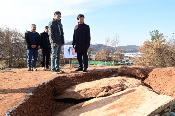 진주시가 추진하고 있는 진주시 일반성면 운천리 일원 ‘진주 원당고분군 시굴 및 발굴조사’에서 현재까지 확인된 가야고분군 중 최대 규모의 뚜껑돌(개석)이 발견됐다.