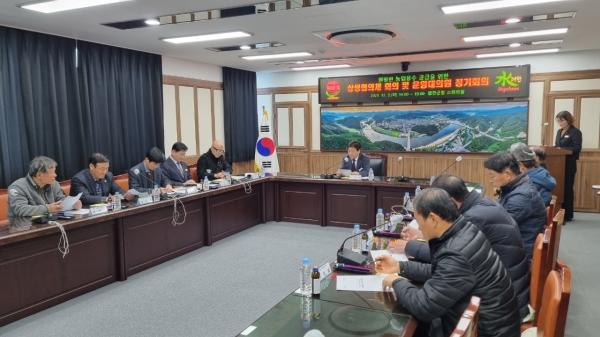 합천군(군수 김윤철)은 지난 5일 합천군청에서 올해 농업용수를 공급하면서 문제점과 개선사항 등에 관한 논의를 통해 주민불편을 선제적으로 해결하기 위한 합천군-군의회-농어촌공사-민간이 참여하는 상생협의체(하반기)를 개최했다.