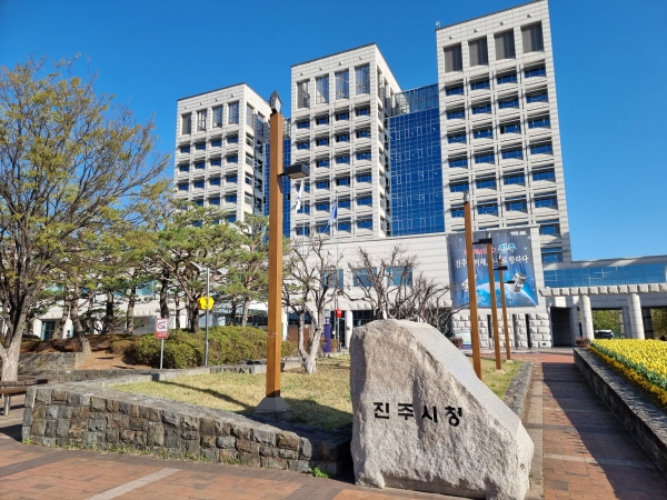 사천시와 진주시에 법인이 따로 존재하지만 사실상 가족회사인 Y고속관광이 불법 지입차량 운영 및 기사 급여를 편취했다는 주장이 퇴사한 직원들로부터 터져 나온 가운데, Y고속관광의 불법영업을 감독기관인 진주시가 사실상 봐주고 있다는 지적이 제기됐다.