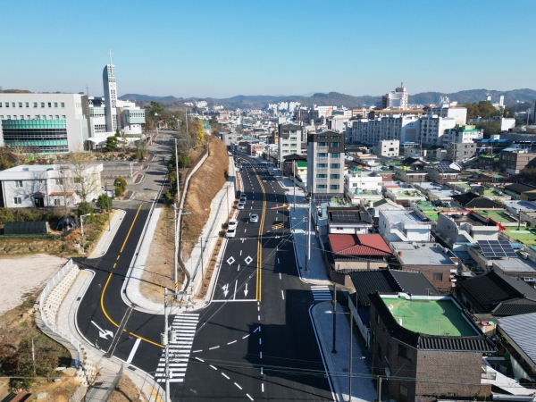 진주시는 11일 신안동 숯골회전교차로 일원에서 ‘10호광장 동편~여중오거리 간 도시계획도로’ 개통식을 개최했다.