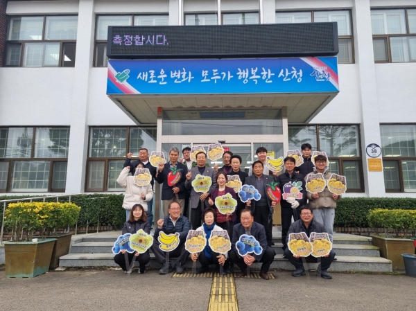 산청군 생비량면은 ‘화분·화단 농특산물 홍보안내판 설치’ 행사를 가졌다고 18일 밝혔다.