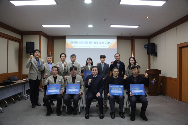 경남개발공사(사장 김권수)는 20일 공사 상황실에서 2023년 안전보건 분야의 우수부서 및 우수 직원을 대상으로 시상을 개최했다.
