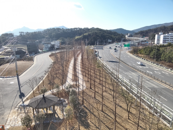 남해군이 고현면 이어리 국도변 인접 부지에 기후대응 도시숲 조성을 완료했다고 26일 밝혔다.