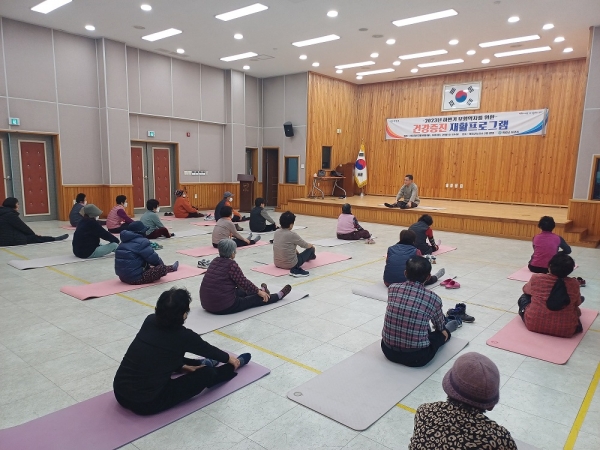 의령군은 관내 등록 장애인 및 고령자를 대상으로 이달 18일부터 20일까지 보건소 2층 강당에서 83명이 참여한 2023년 하반기 ‘보행약자를 위한 건강증진 프로그램’을 성황리에 마쳤다고 26일 밝혔다.