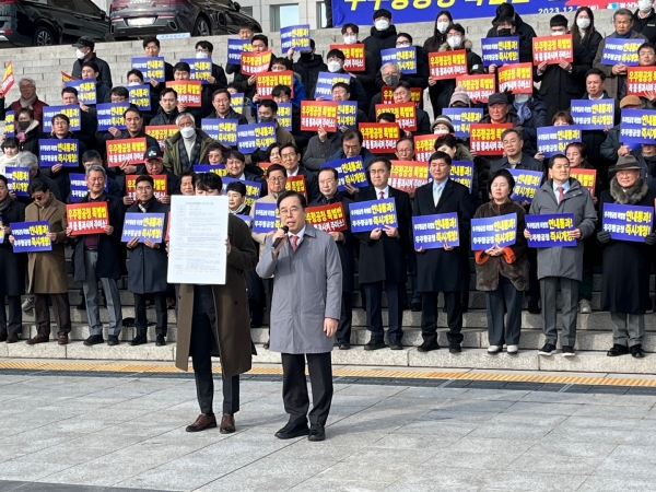 경남상공회의소협의회(회장 최재호)는 26일 오전 국회를 방문해 ‘우주항공청 특별법 조속 제정’과 관련하여 기자회견을 개최했다.