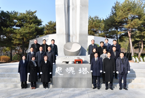 진주시의회가 2일 임진대첩계사순의단과 충혼탑에서 신년 참배를 가지며 2024년 공식 의정활동의 시작을 알렸다.