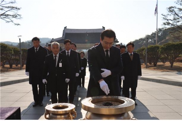 강민국 국회의원(국민의힘, 진주을)이 갑진년 새해를 맞아 1일 진주성 임진대첩 계사순의단과 충혼탑, 산청호국원을 찾아 신년 참배를 진행했다.