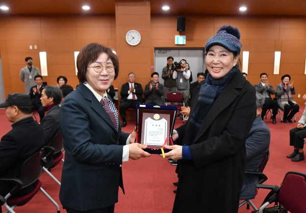 진주시의회가 5일 시청 시민홀에서 2023년 하반기 자원봉사 선행시민 표창 수여식을 열고 의정 발전과 시민의 복리증진, 지역사회 발전에 공헌한 시민들을 격려했다.