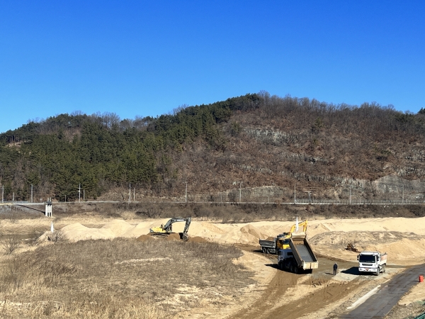 합천군(군수 김윤철)은 적중면 죽고리 748-2번지 일원 황강교 하류부에 퇴적된 하천골재(모래)의 본격적인 판매를 지난 8일부터 시작했다.