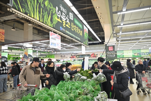 남해군은 10일부터 22일까지 서울 하나로마트 양재점과 창동점에서 수도권 소비자를 공략하기 위한 시금치 ‘보물초’ 특판 행사를 펼친다.