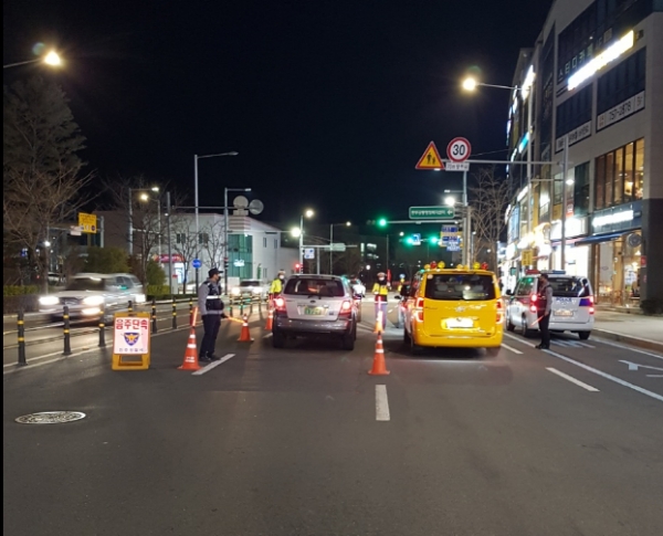 진주경찰서(서장 진훈현)는 연말연시 기간 늘어나는 음주운전 분위기 확산 방지를 위해 지난해 12월부터 올해 1월 31일까지 음주운전 특별단속을 펼치고 있다.