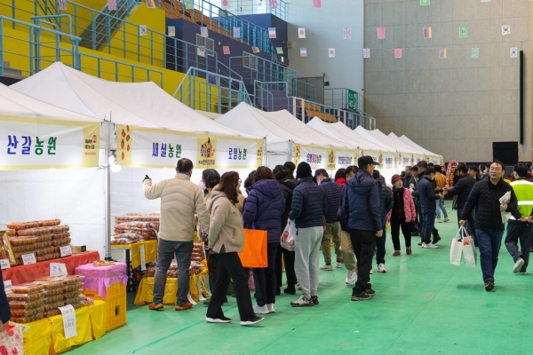 임금님도 반한 명품 함안곶감을 만날 수 있는 ‘제13회 함안곶감축제’가 지난 12~14일까지 3일간 함안체육관에 성황리에 개최됐다.