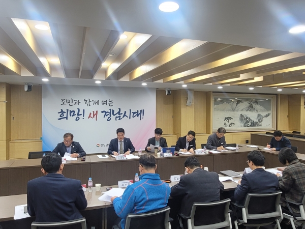 경상남도는 15일 오후 도청 도정회의실에서 우주항공청과 연계한 정책과제를 발굴하기 위해 ‘우주경제 정책발굴 실무 특별팀(TF)’을 구성하여 첫 회의를 가졌다고 밝혔다.