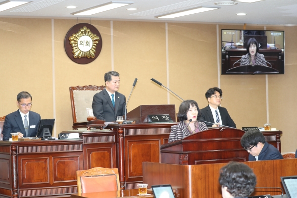 거창군의회(의장 이홍희)는 16일부터 23일까지 8일간의 일정으로 제275회 임시회를 개회하며 본격적인 의정활동에 돌입했다.
