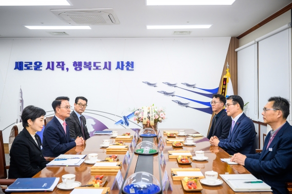 장충남 남해군수는 18일 오후 ‘우주항공청 특별법 통과’를 축하하기 위해 사천시를 방문했다.