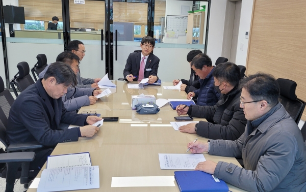 함양군 상하수도사업소는 17일 상수도 통합관리센터에서 지방상수도 긴급사고 대응을 통한 유수율 향상과 주민 불편 제로화를 달성하기 위해 상수도 대행업체와 간담회를 개최했다.