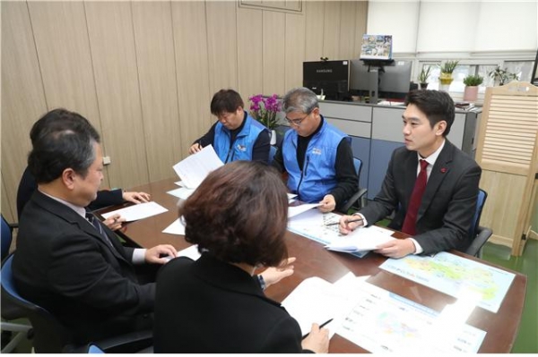 정재욱 경남도의원(진주1, 국민의힘)은 18일 오전 경상남도교육청을 방문해 '경상남도교육감 소속 지방공무원 복무조례' 개정안을 최종 논의하고 오늘 교육위원회 전원의 동의로 개정안을 발의했다.