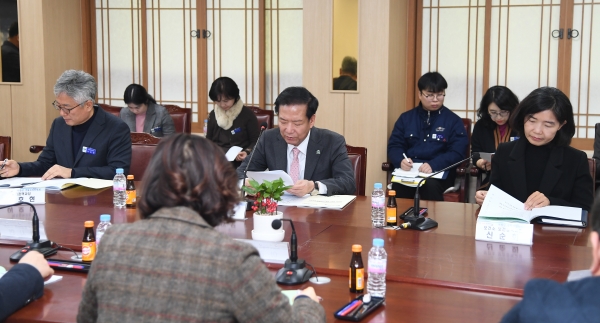 거창군은 18일 군청 2층 상황실에서 위원장인 구인모 군수를 비롯한 위원 7명이 참석해 2024년 제1회 거창군 생활보장위원회를 개최했다.