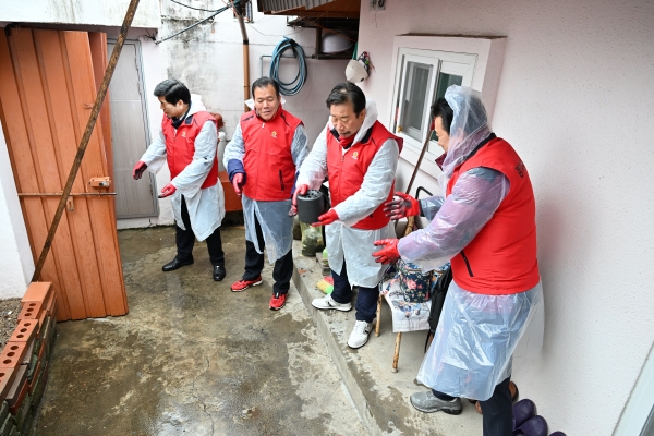 경상남도의회(의장 김진부)는 지난 20일 창원시 마산합포구 성호동 일대에서 지역봉사단체인 사단법인 창원따사모와 함께 사랑의 연탄나눔 행사를 가졌다.