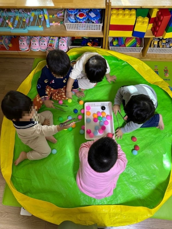 경남도(도지사 박완수)는 부모의 양육 부담은 줄이고 보육의 공공성은 강화하는 ‘아이와 부모가 모두 행복한 양육환경 조성’을 위한 정책을 마련했다.