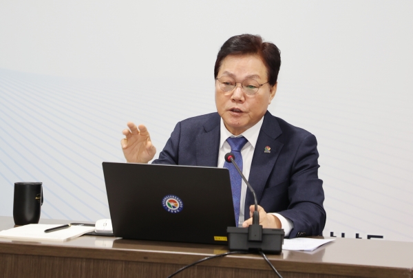 박완수 경남도지사는 경남진주혁신도시 소재 국방기술진흥연구소 부서 이전 문제를 언급하며 “국방기술진흥연구소의 이전계획은 당초 공공기관 지방이전의 목적뿐만 아니라 정부 균형발전 정책에 정면으로 배치되는 행위"라고 말했다.