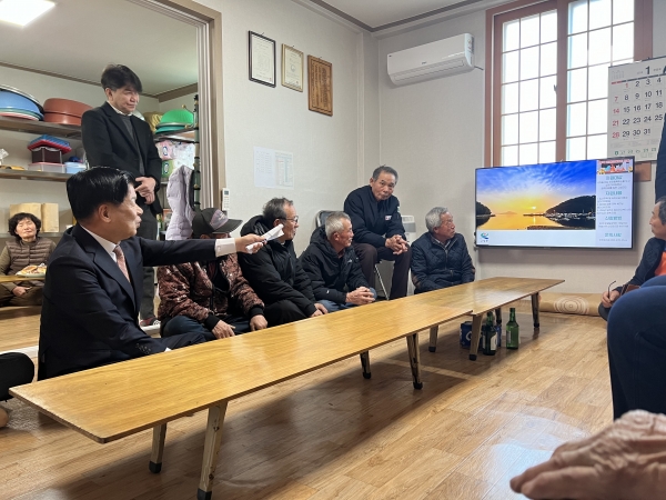 고성군은 올해 관내 전 경로당에서 무선인터넷에 접속하여 공공와이파이를 무료로 이용할 수 있게 되었다.