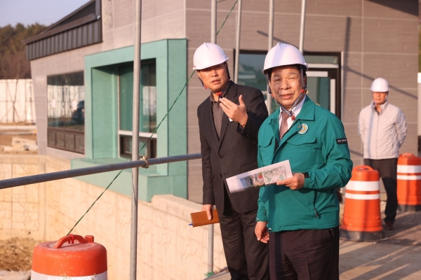 이상근 고성군수가 지난 31일 고성읍 일원 스포츠타운 체육시설 조성지 현장 점검에 나섰다.