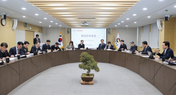 박완수 경남도지사는 지난 5일 오전 도청에서 확대간부회의를 주재하는 자리에서 “경남의 기존 의과대학 정원 확대는 확정적이고 의대 신설은 희망적”이라고 밝혔다.