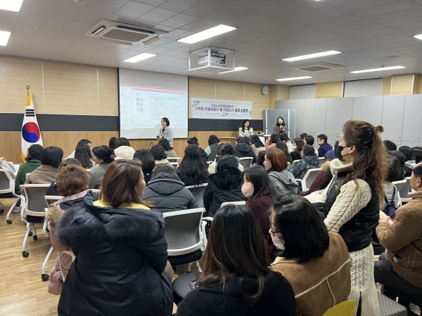 진주교육지원청(교육장 이외숙)은 13일 하모나래학교(진주행복마을학교)에서 관내 지역민, 시청 및 교육청 관계자 100여명이 참석한 가운데 '2024년 진주미래교육지구 지역형 마을배움터 및 마을강사 공모 설명회'를 개최했다.