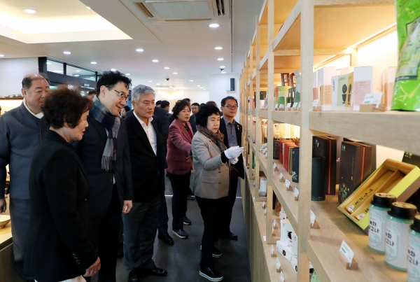 우리나라 차 시배지 하동군 화개면에 하동 차(茶)의 구심점 역할을 할 ‘차 카페’와 ‘하동 차 홍보 판매장(티 마켓)’이가 15일 문을 열였다.