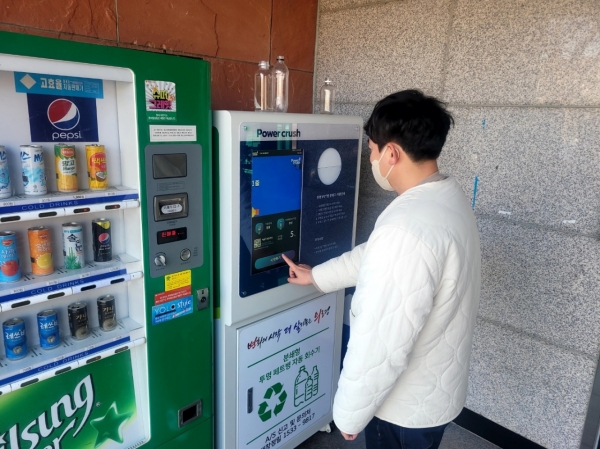 의령군(군수 오태완)은 고품질의 재활용 가능 자원을 효과적으로 확보하고 군민의 자발적 참여 유도로 자원 재활용에 대한 인식을 높이고자 투명 페트병 무인 수거자판기를 설치했다고 19일 밝혔다.