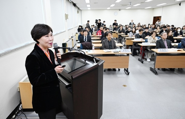 전현숙 경남도의원(국민의힘, 문화복지위원회)은 21일 의회 대회의실에서 ‘경남지역 최중증 발달장애인 통합돌봄서비스 지원방향 모색’을 주제로 열린 토론회에 토론자로 참석해 통합돌봄서비스의 안정적 정착을 위해 목소리를 냈다.