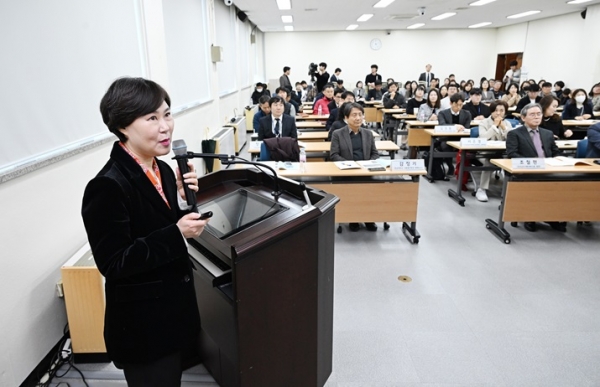 전현숙 경남도의원(국민의힘, 문화복지위원회)은 21일 의회 대회의실에서 ‘경남지역 최중증 발달장애인 통합돌봄서비스 지원방향 모색’을 주제로 열린 토론회에 토론자로 참석해 통합돌봄서비스의 안정적 정착을 위해 목소리를 냈다.