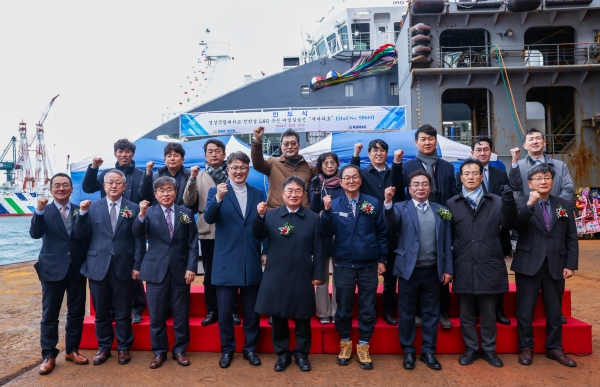 경상국립대학교(GNU·총장 권순기) 해양과학대학(학장 이정석)은 22일 부산시 대선조선 영도조선소에서 ‘친환경 LNG 추진 어업실습선 새바다호 인도 및 명명식’을 개최했다.