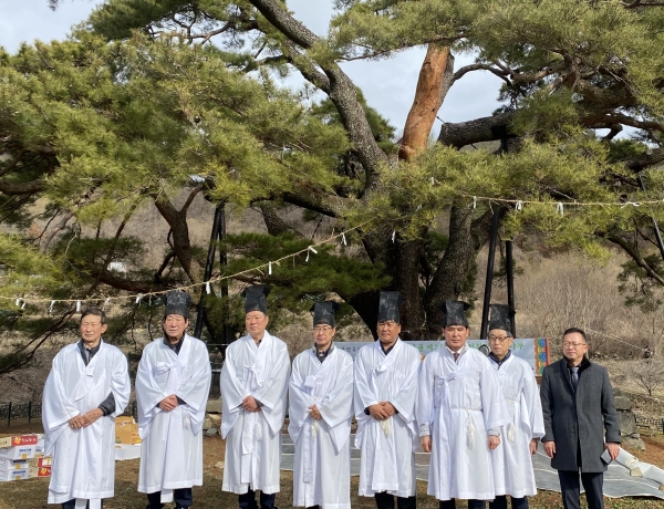 합천군 묘산면 상나곡마을회(대표 백운기)는 정월 대보름날인 지난 24일 천연기념물 ‘화양리 소나무’에서 마을 주민 20여명 참석한 가운데 당산제를 거행했다.