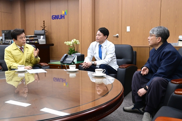 조규일 진주시장(왼쪽)이 지난 22일 안성기 경상국립대학교병원장(가운데)을 만나 전공의 사직에 따른 응급진료 상황 등을 논의하고 있다(진주시 제공)