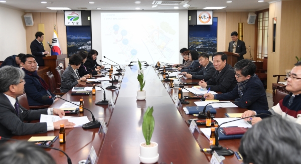 거창군은 29일 거창군청 상황실에서 연극관계자, 거창문화재단 관계자, 군의원, 공무원, 학교관계자 등 20여 명이 참석한 가운데 거창 연극예술 복합단지 조성 타당성 조사 및 기본계획 수립 용역 최종보고회를 개최했다.