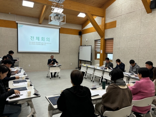 산청교육지원청(김덕현 교육장) 학교교육지원센터는 29일 산청지리산도서관에서 3기 학교폭력대책심의위원과 학교폭력 전담조사관을 대상으로 정기보고 및 위촉식 그리고 역량 강화 연수를 실시했다.