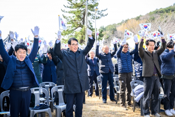 남해군은 1일 오전 설천면 문항리에 있는 ‘남해 3·1운동 발상기념탑’에서 ‘제105주년 3·1절 기념식’을 개최했다.