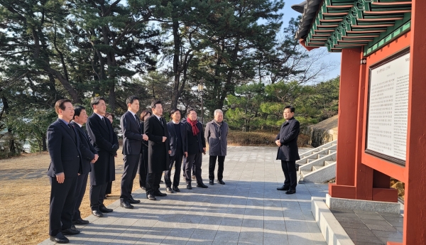 양산시 국회의원 출마에 나선 국민의힘 김태호 후보와 윤영석 후보가 3.1절 기념식에 앞서 1일 오전 9시, 당 소속 도·시의원 모두 참석한 가운데 충렬사 합동 참배를 했다.