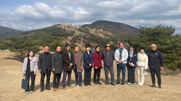 합천군(군수 김윤철)은 6일 합천군의회 복지행정위원회 신경자 위원장과 정봉훈·신명기·이종철·이태련 군의원 및 경제문화국장, 문화예술과 직원 등 10여명이 합천박물관 및 옥전고분군의 관광 활성화 방안을 모색하기 위해 고령 대가야박물관 및 지산동고분군을 방문했다.