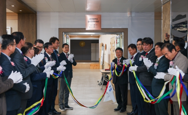 경상국립대학교(GNU·총장 권순기)는 3월 7일 오전 11시 가좌캠퍼스 대학본관 5층에서 ‘글로컬대학사업단 현판식’을 개최했다.