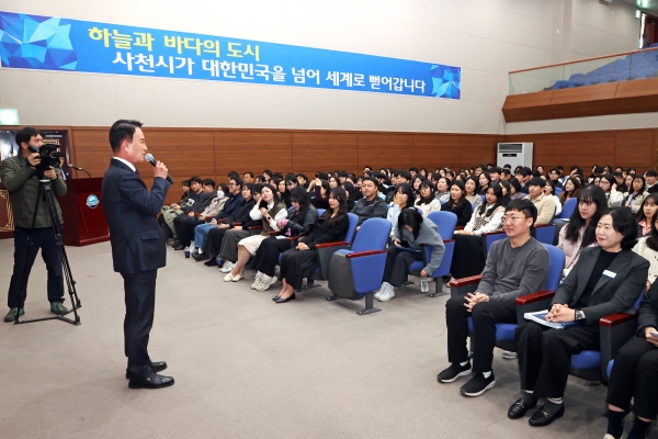 ‘충주시 홍보맨’ 김선태 지방행정주사(6급)가 대한민국 우주항공 수도인 사천시에 방문했다.